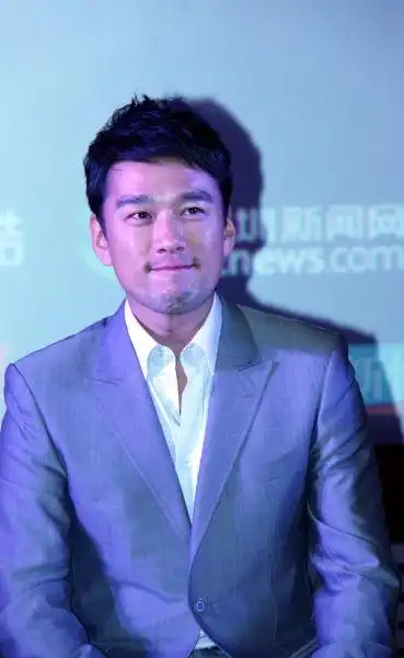 是台湾艺人,祖籍是山东,王耀庆拥有178cm的身高,毕业于辅仁大学