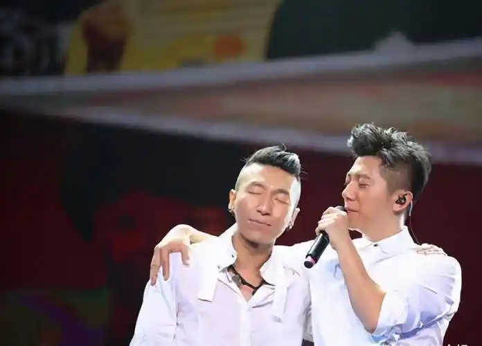 为兄台陈羽凡发10字庆生语,两年前曾对其"十问为什么"_组合_羽泉_生日