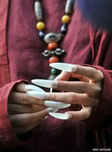 杨丽萍指甲太长去摸小朋友时,吓得小孩不敢看,遭网友怒批