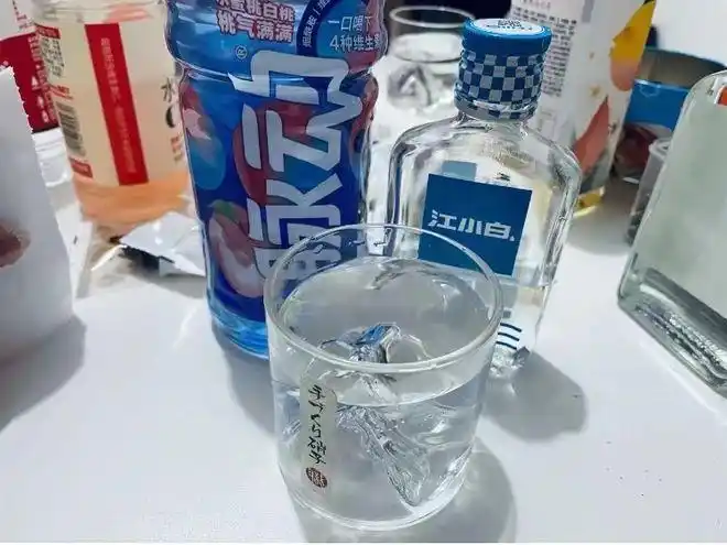 怎么会有人爱用吸管喝酒?|江小白|酒精|可乐|奶茶_网易订阅