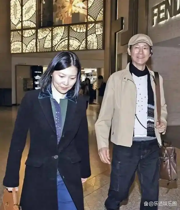 76岁郑少秋带三婚娇妻买豪车,妻子穿搭时尚好年轻,小女儿很漂亮