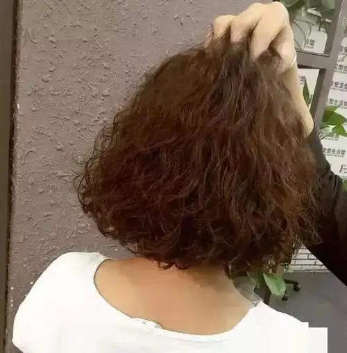 头发细软头发少不知道怎么做发型?这些烫发适合你,烫完很时尚