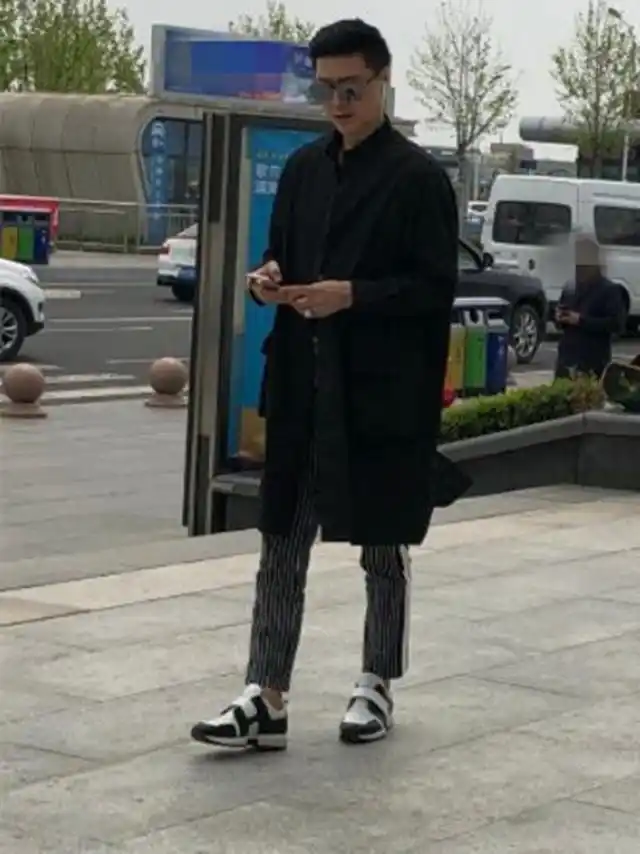 范冰冰60岁父亲近照,花裤子大墨镜头发乌黑,五官与范丞丞超像_范涛