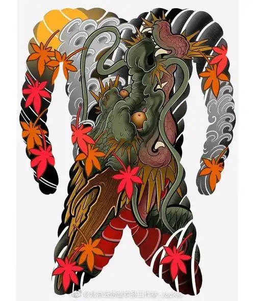 大气充满个性的满背纹身让人充满神秘感!