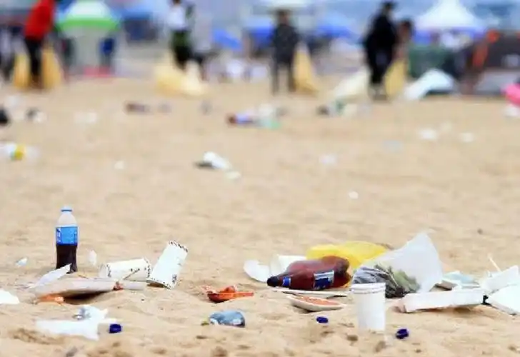 沙滩乱扔垃圾的危害有1,污染水体将垃圾随手乱扔在河流,河流中,垃圾中