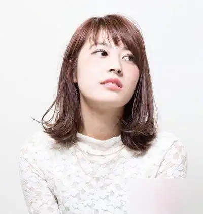 喜欢烫发的妹子们,如果想要一款显年轻又慵懒时尚的卷发发型,小编建议