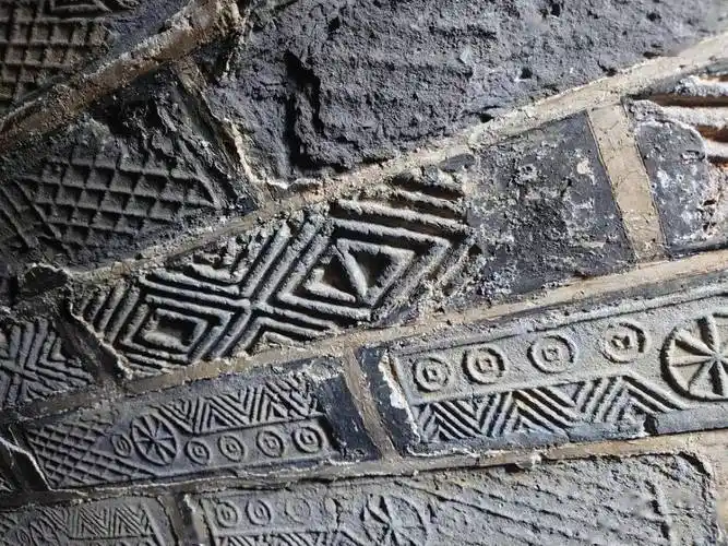 在暂厝停柩处内发现,其所用材料为多种形制汉砖及少量宋砖等.