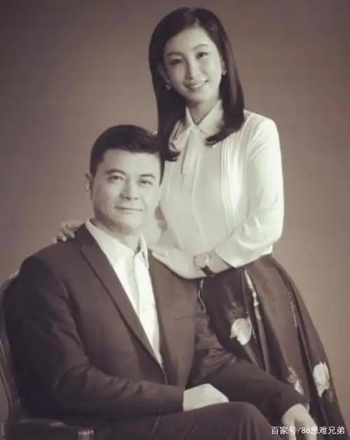 非常融洽,一家三口也是十分幸福,反之已经51岁的前妻唐静却一直单身