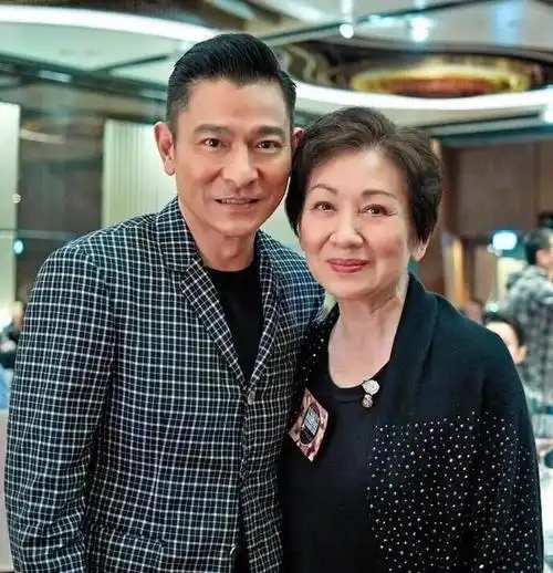 原创刘德华54岁老婆近照身体发福胖成大妈女儿漂亮可爱很像他