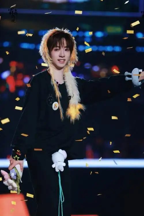 贺峻霖胸震##谁给贺峻霖打的腮红##贺峻霖雨中舞台