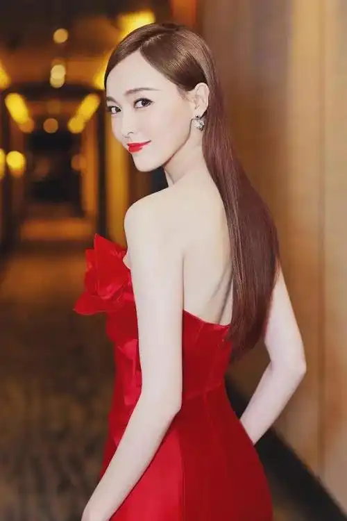 想来个赵丽颖同款美背杀?可是你背上的痘真的吓到我了!