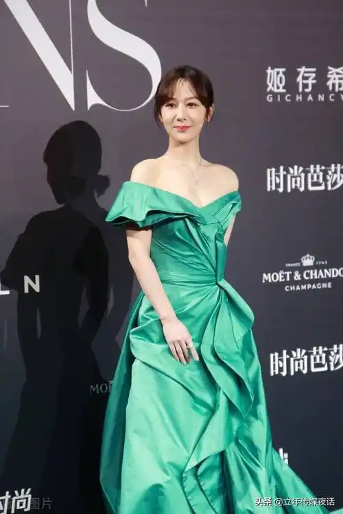 原创杨紫家有儿女欢乐颂时尚芭莎绿色抹胸礼服展露风华