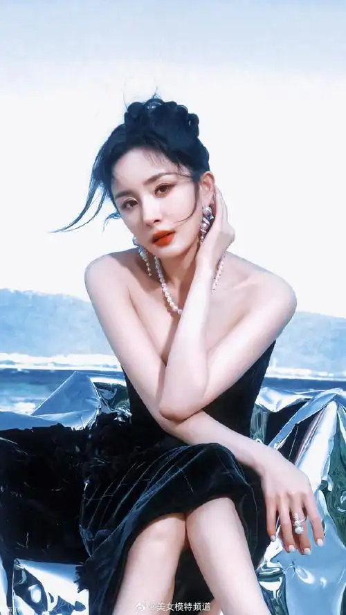 杨幂黑裙美背迷人