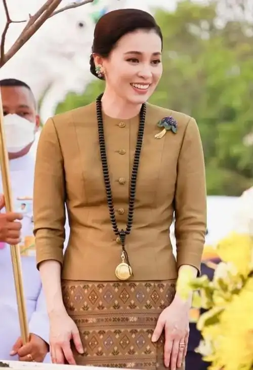 泰国王后苏提达穿着细高跟鞋优雅的跪着泰王的嬛嬛是个狠角色