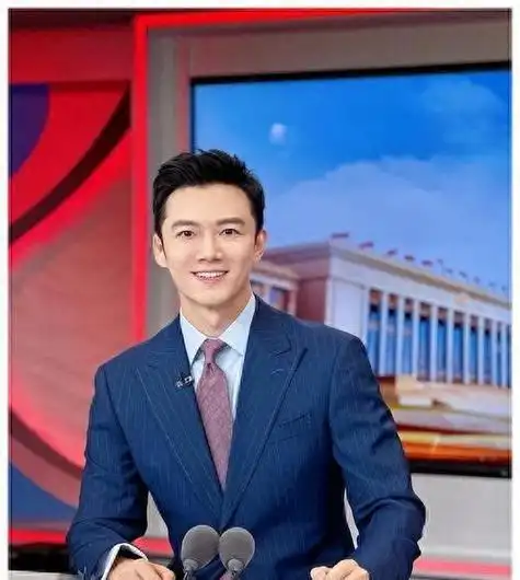 他是央视最帅主持人,30岁进央视,34岁上春晚,现在38岁