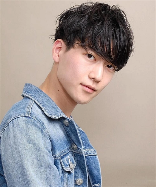 日系男生烫发最流行的款式有空气烫,纹理烫,都是制造发量的特色设计.