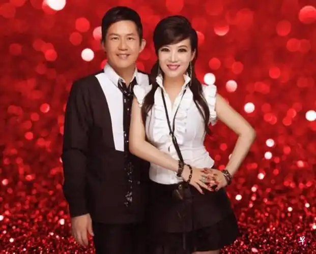 熊天平(左)对孩子很有耐性,是老婆杨洋欣赏的优点.(互联网)