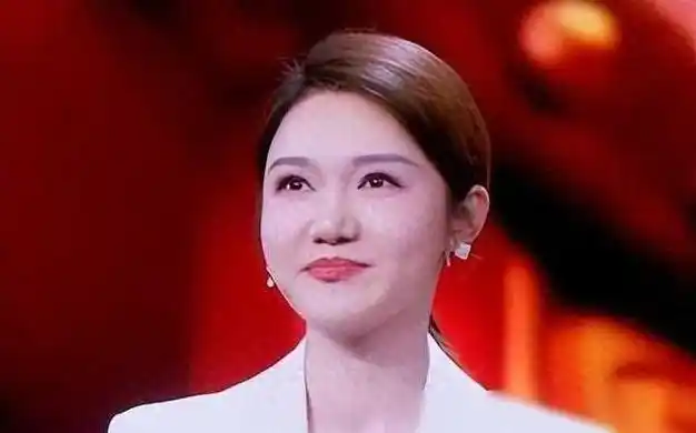 然而,最近一张龙洋的素颜照片却像一颗炸弹,炸得整个娱乐圈为之轰动!