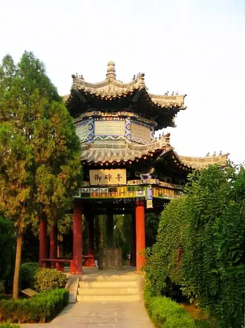 古城内的文峰塔是一座非常独特的塔,建于后周,迄今已有一千多年的历史