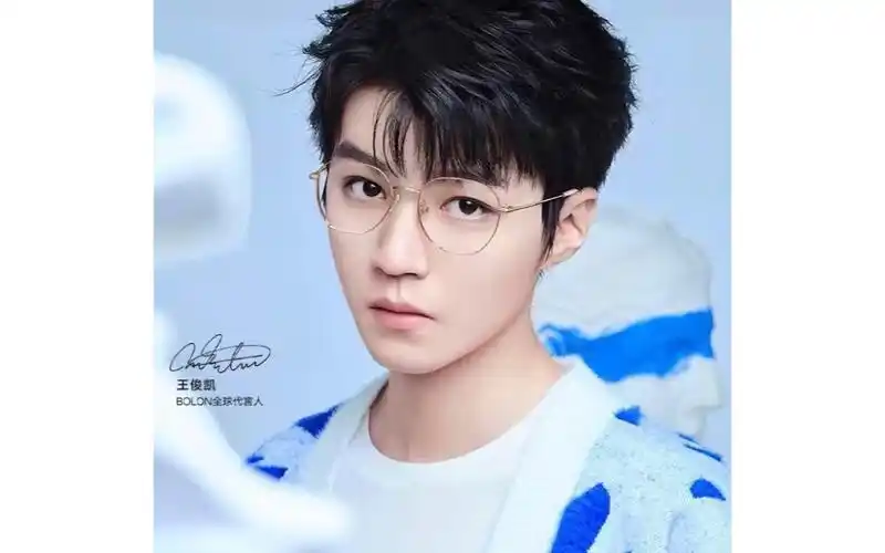 王俊凯 广告款眼镜,高颜值金丝眼镜,男女都可驾驭#情侣款眼镜,时尚