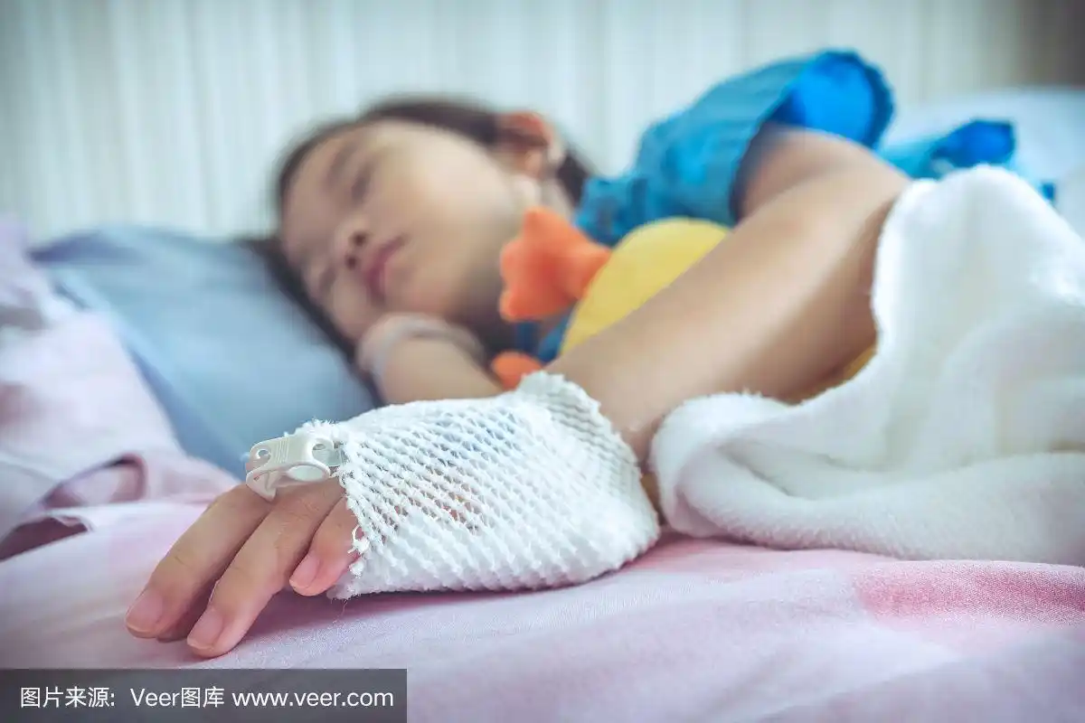 亚洲儿童在医院接受静脉注射生理盐水.复古的基调.