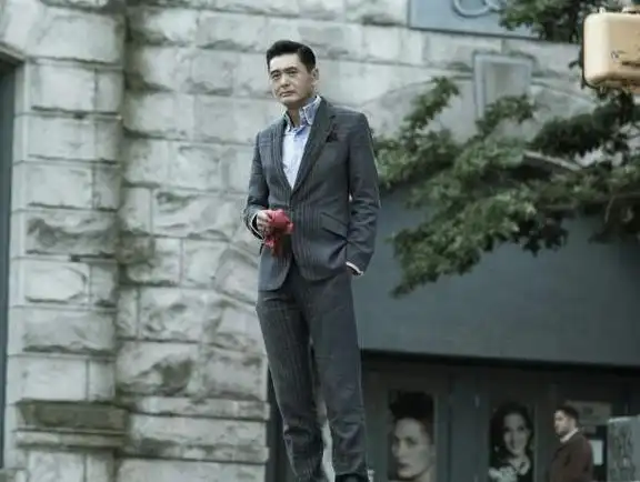 娱乐圈身高是谜,180的周润发和179的黄晓明同框,这身高差我懵了