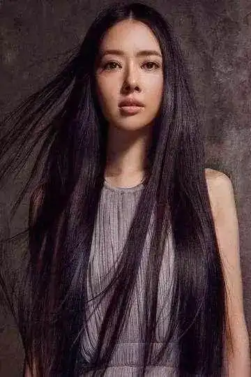 郭碧婷的造型仿佛一直都是亿中分的黑长直出现在观众的视线