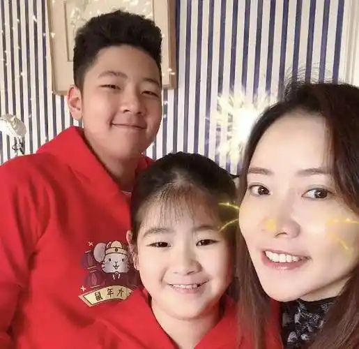 郭涛罕晒女儿正面照,父女好似复制粘贴,三岁才公开闺女存在!