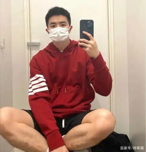 戴着口罩的自拍小哥哥,白净的肌肤穿红颜色衣服,更显阳光帅气!