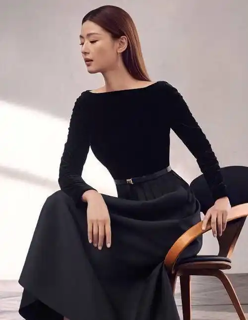 37岁全智贤秀身材不简单,短裙开叉到大腿根,看完这腿我心服口服_造型