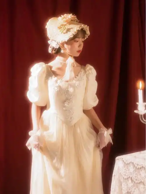 于是拍了两种风格感觉还是戴帽子的更法式一点#法式复古  #少女写真