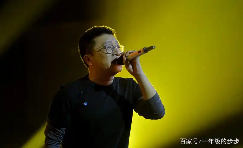 著名歌手庞龙母校校庆献歌,太激动忘记歌词