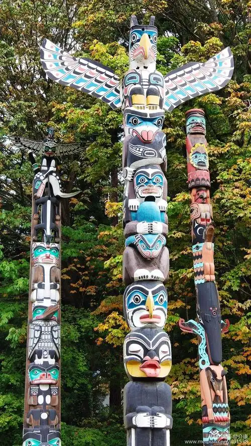 公园中耸立着原住民印第安人所制的图腾柱,手工精细,文化气息浓厚,是
