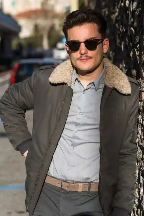 帅气的戴墨镜的成熟男子街拍