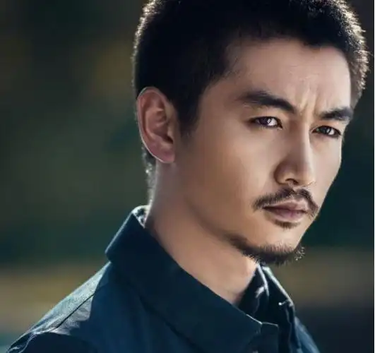 2021年,反腐剧《突围》中"秦小冲"一角,让陈晓实现了真正的转型.