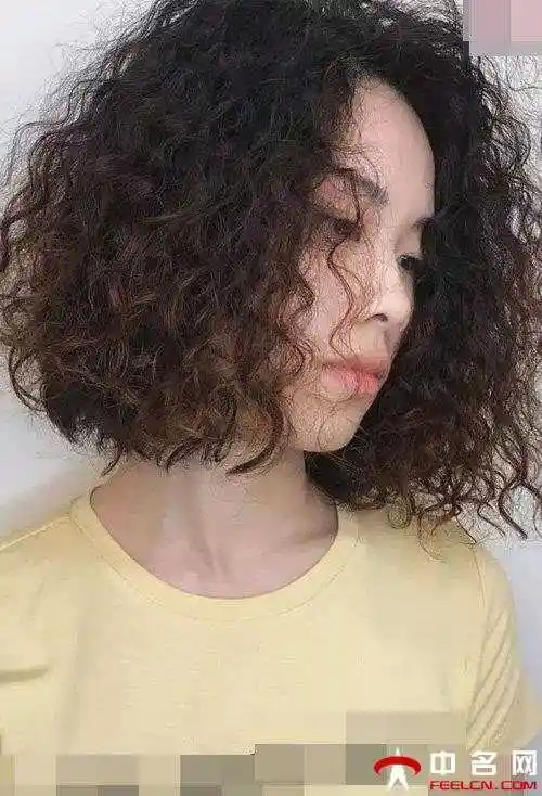 小卷短头发烫发发型图片各种脸型卷头发造型图片
