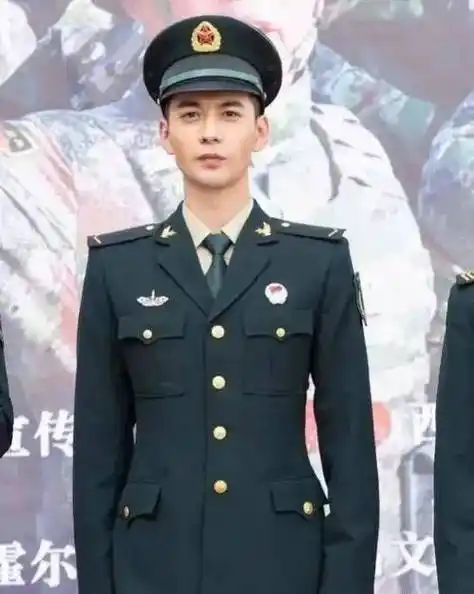 男星军装照大pk,陈伟霆最帅气,朱亚文,欧豪最有男子气概