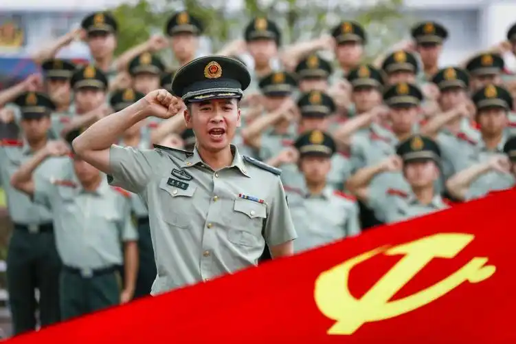 图为官兵们面向鲜红的党旗庄严宣誓(张宸硕 摄)