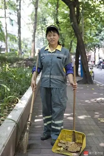 这位从家乡来广州打工后就从未去过广州以外城市的中年妇女,对女儿的