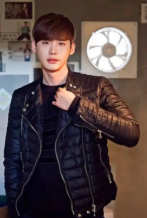 李钟硕哪是中长发帅啊,帅哥就是什么发型都帅啊一人在线血书二硕速速