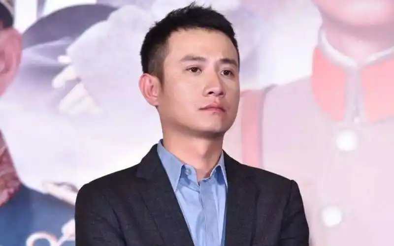 35岁文章近照,离婚后罕见晒照,依旧阳光帅气,穿衣风格颠覆以往