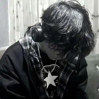 许骜:微信超酷男头/愿你熬得过万丈孤独 藏得下星辰大海.