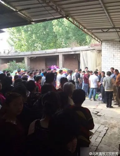 "春晚福娃"邓鸣贺葬礼举行 乡亲长队送行 (6/8)