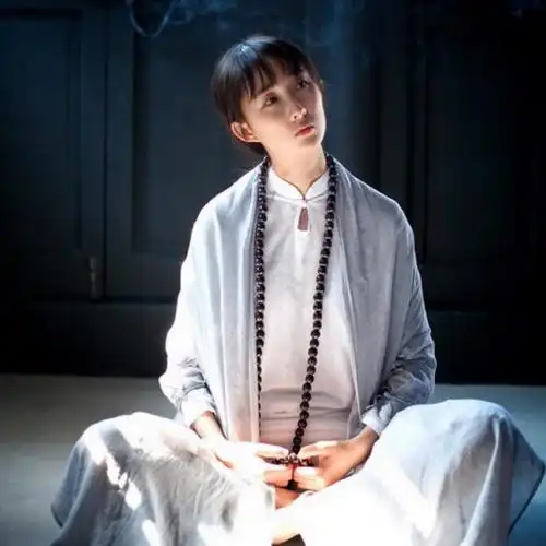 美女坐禅头像