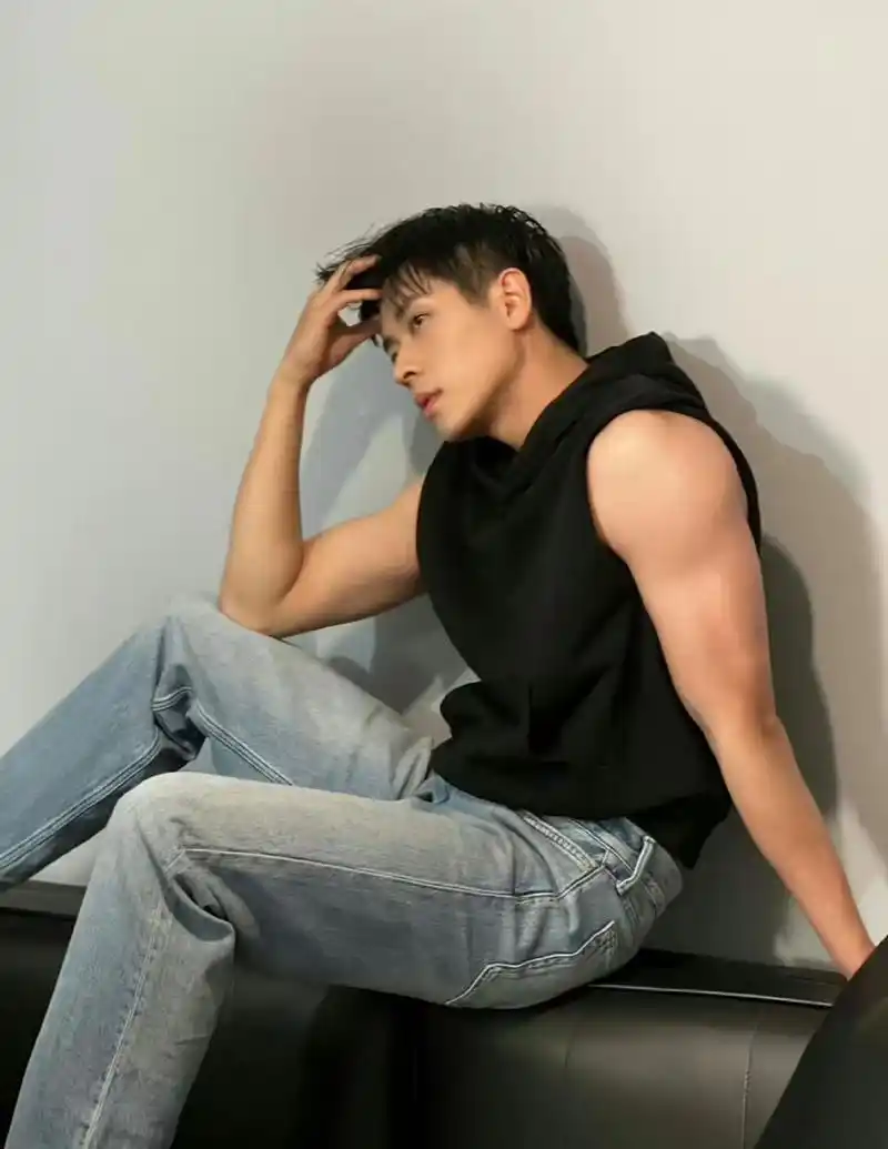 丞磊的手臂肌肉线条好绝,内娱的男明星们可以按照这个标准卷起来吗