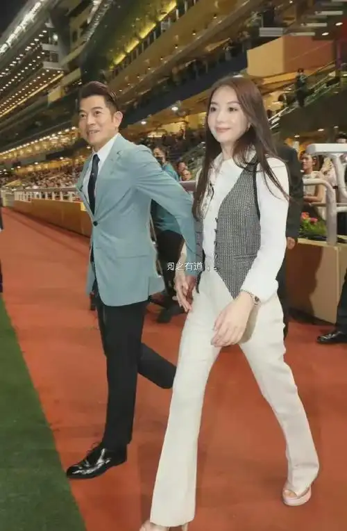 照片中,郭富城身穿浅蓝色衣服,配上白衬衫和领带