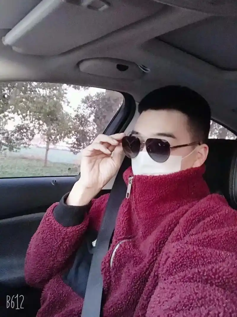 这个男人也许心里有很多的无奈和心酸 #每一张照片都是满满的 - 抖音