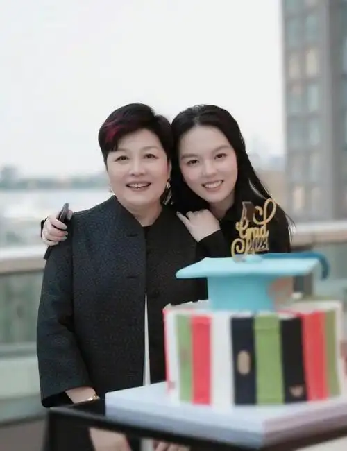 曝李咏妻子哈文回国,夸赞北京家里饭好吃,曾陪女儿美国读书多年