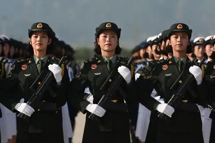 从话务台到阅兵场,她成了方队里的"钉子兵"