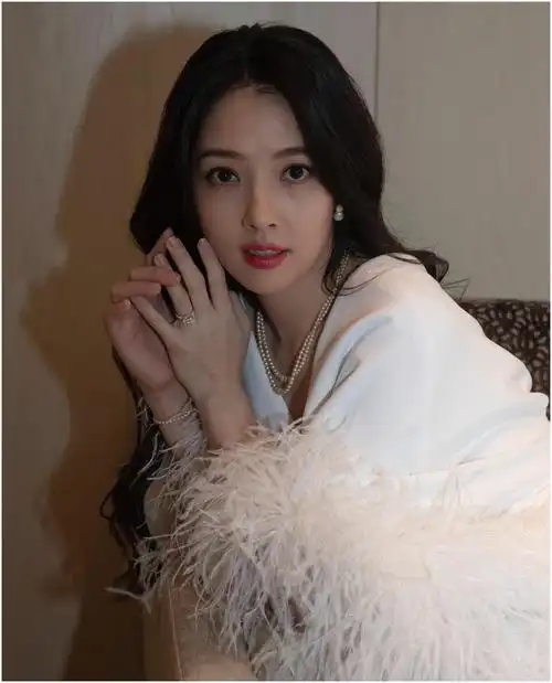 郭碧婷产后亮相状态惊人!纯白羽毛礼服秀纤瘦曲线